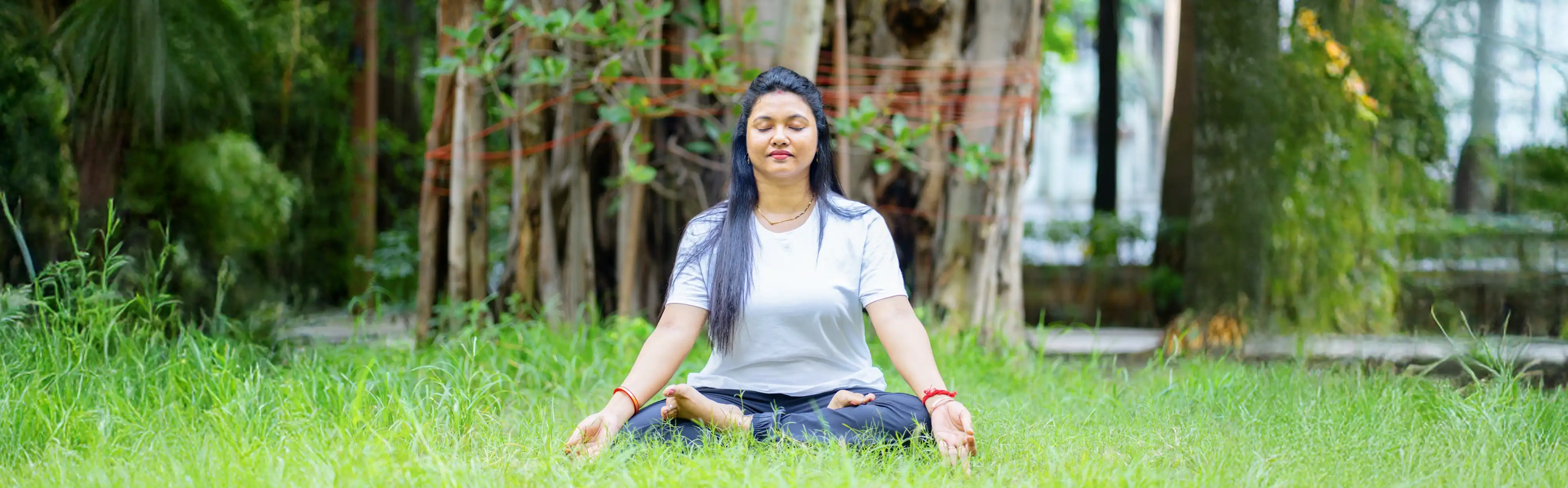 A student practicing online yoga classes for beginners and advanced meditation techniques under the expert guidance of Gaurav Tribedi at Nabatara.